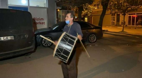 Bursalı davulcudan yetimlere jest! Topladığı bahşişlerle bayramlık aldı!