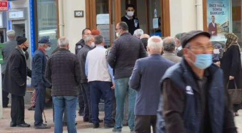 Bursa'da banka kuyruğu! Kalabalığı gören polis hemen harekete geçti...