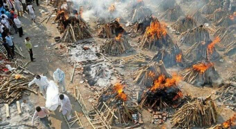 Hindistan'da korona felaketi! Cesetler sokakta yakılıyor...