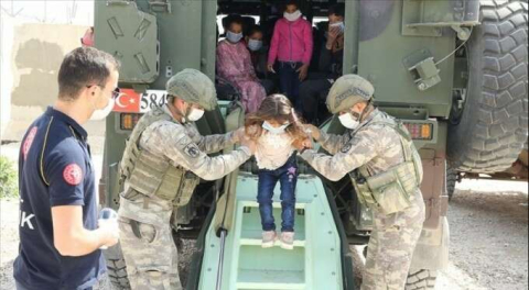 Mehmetçik Türkiye'ye getirdiği Suriyeli çocukların yüzünü güldürdü!