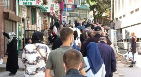 Saatlerdir kuyruktalar! Bursa'da kapanma öncesi kavgaya bariyerli önlem!