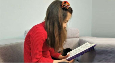 Çocuğunuz telefona çok fazla bakıp kambur olmasın!