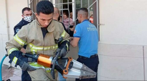 Zamanla yarış... Bursa'da başı sıkışan miniği itfaiye kurtardı!