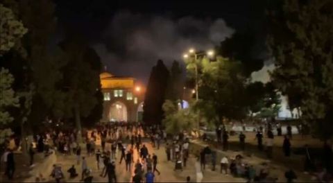 İsrail polisi akşam namazından sonra Mescid-i Aksa'da cemaate saldırdı!