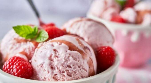 Ev yapımı çilekli dondurma tarifi!
