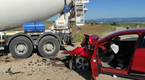 Bursa'da otomobil ile beton mikseri çarpıştı! Yaralılar var