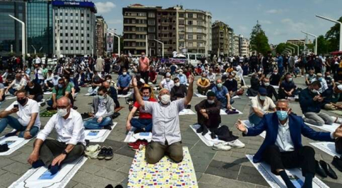 Taksim Camii ibadete açıldı! Meydan hınca hınç doldu