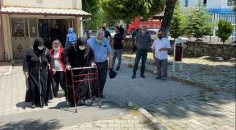 Azmi şaşırttı! Bursa'da 80 yaşındaki nine yürüteç ile gelip oy kullandı!