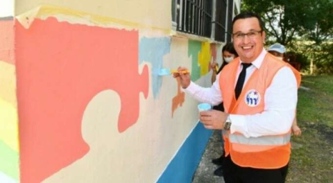 Bursa'da Başkan okulu boyadı, çocuklarla seksek oynadı!