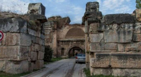 İznik'in surlarındaki yazılar 'kumlama' yöntemiyle siliniyor!