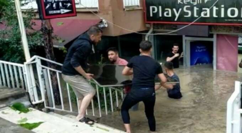 Sağanak yağış sokakları göle çevirdi, iş yerlerini su bastı