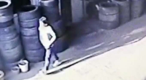 Görüntüler Bursa'dan... Tişörtünün içine koyup çaldı