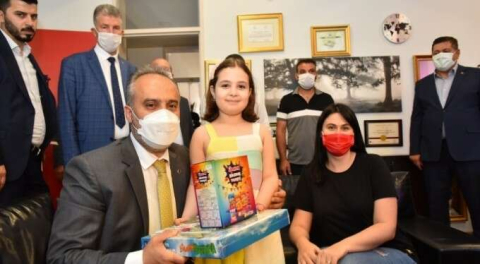 Bursa'nın gururu... 8 yaşa, 8 diploma sığdırdı!