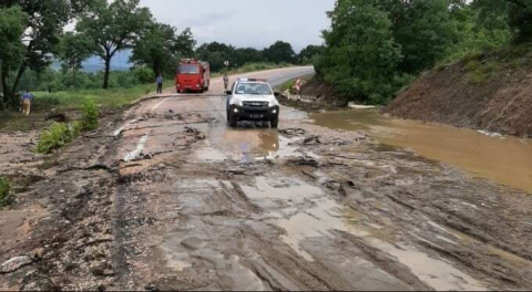 Bursa'nın ilçelerini sel vurdu... Ekipler olay yerinde!