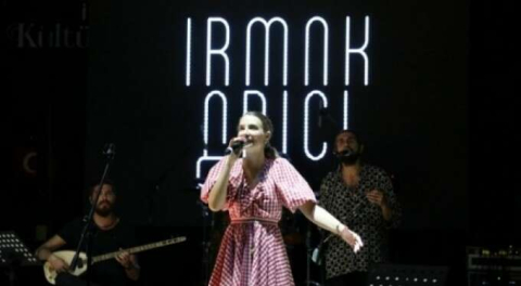 Irmak Arıcı, Bursa İnegöl'de konser verdi!