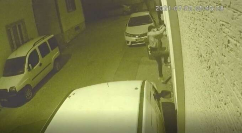 Sizin de başınıza gelebilir! Bursa'da açık kalan evin camından içeri böyle girdi!