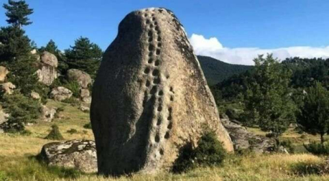 21 basamaklı kaya görenleri şaşırtıyor!