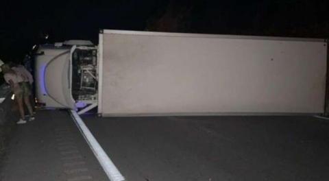 Konvoyu gören sürücü, kamyonu yan yatırdı! Ortalık savaş alanı...