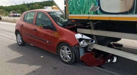 Bursa'da kaza! Otomobil kamyona arkadan çarptı!