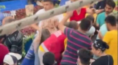 Erkekler güçlükle ayırdı! Pazarda kadınların feci kavgası!
