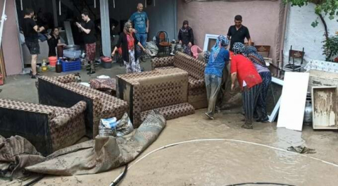 Bursalılar hazırlıksız yakalandı! Sel suları önüne kattığı her şeyi sürükledi