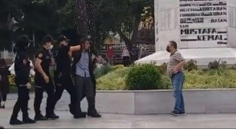 Görüntüler Bursa'dan! Atatürk heykeline çekiçle saldırdı!