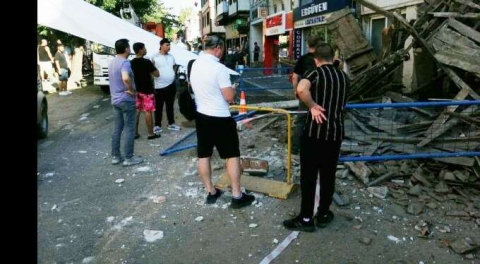 Bursa'da tarihi bina çöktü! Ortalık savaş alanı...