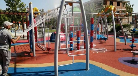 İnegöl'de çocuk oyun alanları bayrama hazırlanıyor