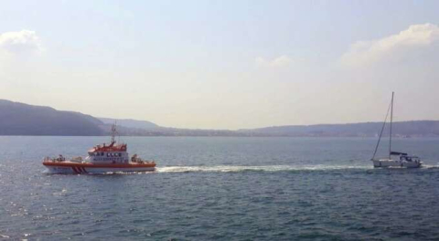 Çanakkale açıklarında sürüklenen yelkenli kurtarıldı