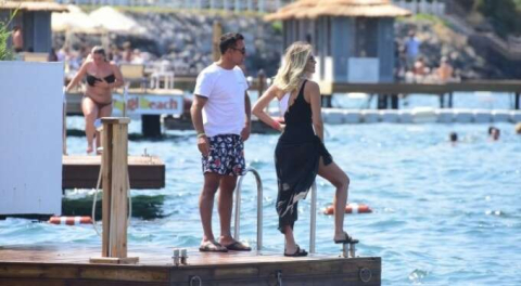 Mustafa Sandal oğlu ve sevgilisiyle tatilde