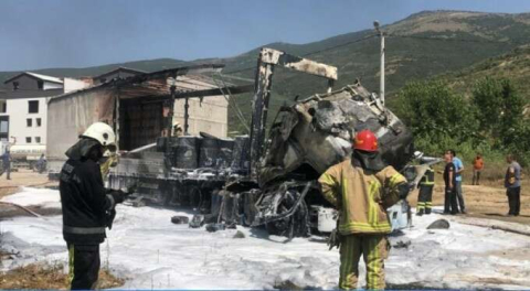 Bursa'da kaza yapan tır alev topuna döndü