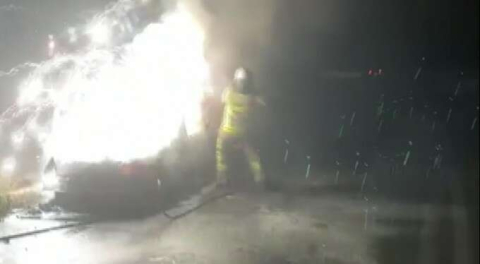 Bursa'da seyir halindeki otomobil alev aldı!