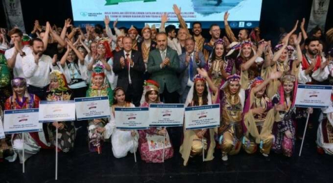 Bursa'da halk danslarına muhteşem şölen...