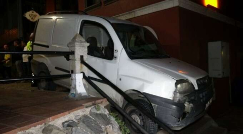 Bursa'da tarihi surların merdiveninden araçla inmek istedi...