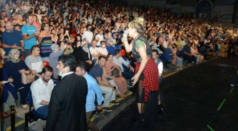 Bursa'da 90'lara yolculuk...  Yonca Evcimik, Burak Kut, Ferda Anıl Yarkın...