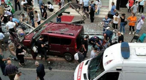 Kasımpaşa'da feci kaza! Otomobil durağa daldı: Ölü ve yaralılar var