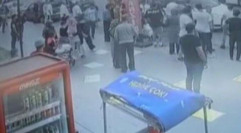 Kan donduran kaza! Annesinin elini bırakan küçük çocuğu otomobil ezdi