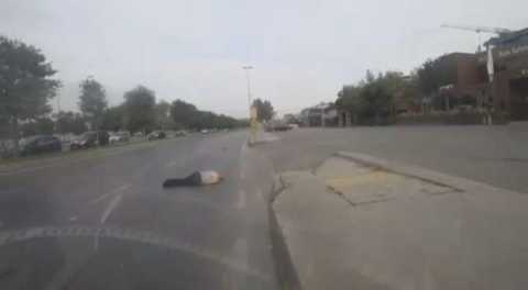 Feci kaza! Otomobil, kırmızı ışıkta geçen yayalara çarptı, 2 ağır yaralı