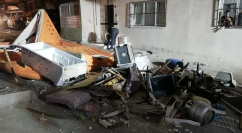 Çıldıran adam eline geçen her şeyi sokağa fırlattı