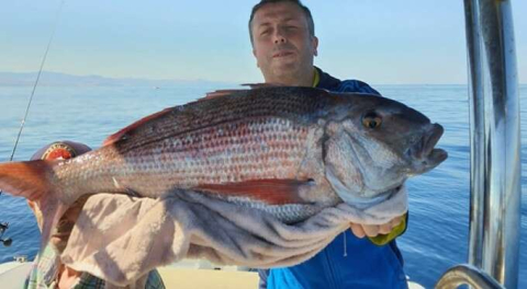 Tam 10 kilo... Bursalı avukat, tuttuğu balığa kendisi bile inanamadı!