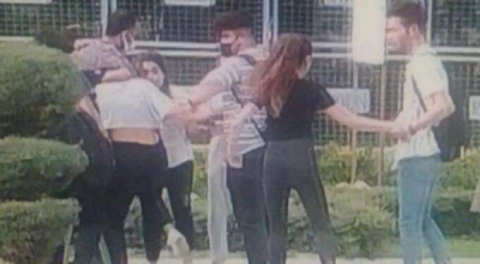 Liseli kızların parkta yumruk yumruğu kavgası olay oldu!