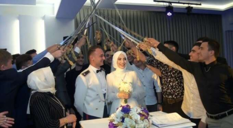 Bursa'da ilginç düğün! Damat kılıçlar altında salona girdi