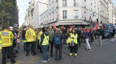 Paris'te yüzlerce öfkeli itfaiyeciden, ses ve sis bombalı protesto gösterisi