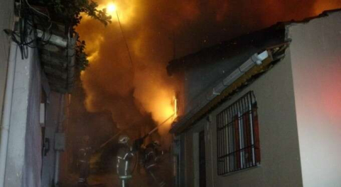 Bursa'da 2 katlı bina alev alev yandı!