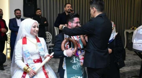 Bursa'da ilginç düğün! Takı töreninde gülümseten anlar