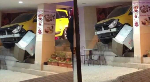 Bursa'da kontrolden çıkan taksi dükkana girdi