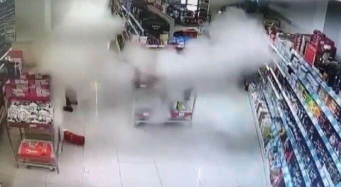 Bursa'daki markette korku dolu anlar! Yangın tüpü düştü