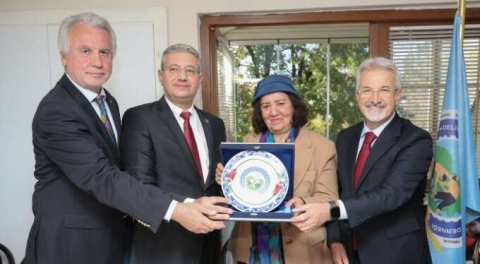 Başkan Turgay Erdem'e teşekkür plaketi