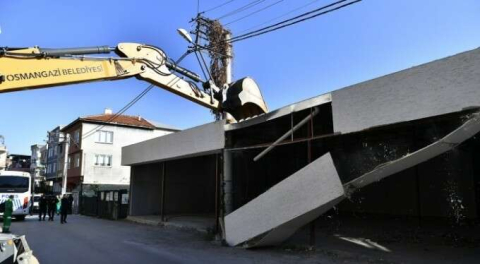 Bursa'da şaşkına çeviren görüntü! Belediye ekipleri yerle bir etti