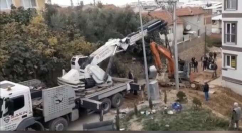 Bursa'da kepçe kendi kazdığı kuyuya düştü